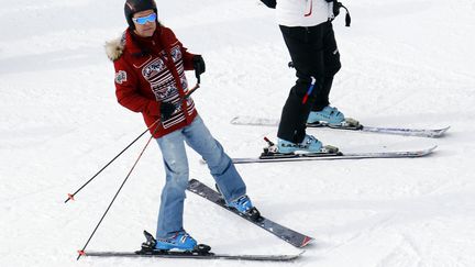 Le Premier ministre russe Dimitri Medvedev ski &agrave;&nbsp;Rosa Khutor en marge des Jeux olympiques de Sotchi (Russie), le 9 f&eacute;vrier 2014. (KAI PFAFFENBACH / REUTERS)