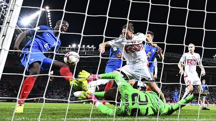 Paul Pogba manque le but face au gardien biélorusse (FRANCK FIFE / AFP)