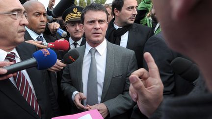 Manuel Valls, ministre de l'Int&eacute;rieur, en d&eacute;placement &agrave; Forbach (Moselle), le 8 octobre 2013.&nbsp; (FREDERICK FLORIN / AFP)