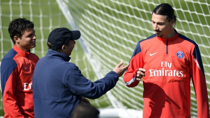 Jean-Louis Gasset, alors adjoint de Laurent Blanc au PSG, avec Thiago Silva et Zlatan Ibrahimovic à l'entraînement, le 16 mai 2014. (FRANCK FIFE / AFP)