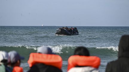 Des migrants sur une embarcation, près de la plage d'Audresselles (Pas-de-Calais), le 25 octobre 2024. (BERNARD BARRON / AFP)