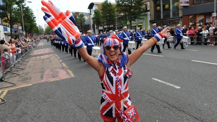 Une manifestante lors de la marche des Orangistes en 2012 à Belfast. (Nathanaël Charbonnier)