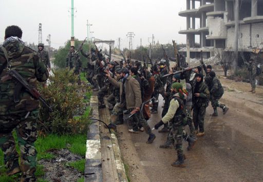 Des soldats gouvernementaux celèbrent la reprise de la ville de Sheikh Miskeen, ville stratégique du sud de la Syrie, le 26 janvier 2016. (AFP - Stringer)