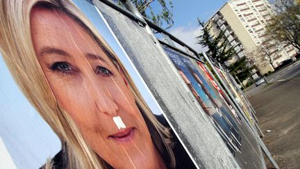 Affiche de campagne de la candidate du Front national, Marine Le Pen &agrave; Colmar (Haut-Rhin), le 13 avril 2012. (VANESSA MEYER WIRCKEL / L'ALSACE / MAXPPP)