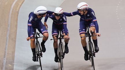 Marion Borras, Ventine Fortin, Clara Copponi et Victoire Berteau ont remporté le bronze sur la poursuite par équipes aux Mondiaux sur piste, le 13 octobre 2022. (THOMAS SAMSON / AFP)