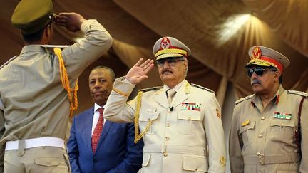 Le maréchal Khalifa Haftar (C) et le chef d'état-major de l'armée nationale libyenne, Abdelrazak al Nadhuri (D), le 7 mai 2018, lors de la parade militaire à Benghazi pour le quatrième anniversaire de la conquête de la ville. (Abdullah DOMA/AFP)