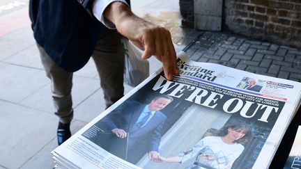 Un homme prend un exemplaire du "Evening Standard" le 24 juin 2016 &agrave; Londres, apr&egrave;s le vote historique des Britanniques sur le Brexit. (LEON NEAL / AFP)