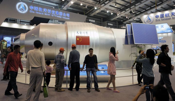 Un modèle de la station spatiale Tiongang-1 lors d'un salon à Zhuhai (Chine), le 19 novembre 2010. (RANWEN / IMAGINECHINA / AFP)