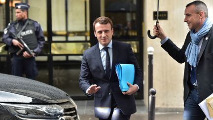 Le candidat d'En marche ! à l'élection présidentielle, Emmanuel Macron, quitte son domicile à Paris, le 3 mai 2017. (CHRISTOPHE ARCHAMBAULT / AFP)