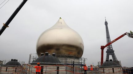 Le bulbe posé, en attendant l'ajout imminent à son sommet d'une croix, le 19 mars 2016, quai Branly à Paris
 (François Guillot / AFP)