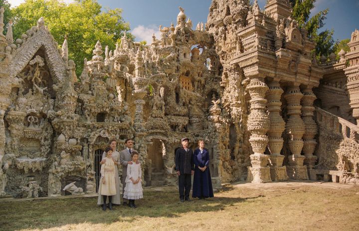 La famille Cheval devant le Palais artisanal de Mr Cheval, dans le film de Nils Tavernier.
 (SND)