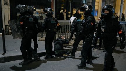 Intervention de policiers membres d'une unité Brav-M lors d'une manifestation contre la réforme des retraites à Paris, le 20 mars 2023. (BENOIT DURAND / HANS LUCAS / AFP)