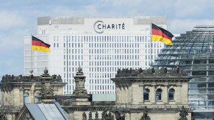 L'hôpital de la Charité, à Berlin (Allemagne), où est hospitalisé l'opposant russe Alexeï Navalny, le 25 août 2020.&nbsp; (CHRISTOPH SOEDER / DPA)