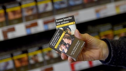 Des paquets de cigarettes, le 27 décembre 2016. (LOIC VENANCE / AFP)