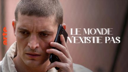 "Le monde n'existe pas", une série créée par Erwan Le Duc. Avec Niels Schneider (Adam) et Maud Wyler, mais aussi Julien Gaspar-Oliveri, Georgia Scalliet. (ARTE TV)