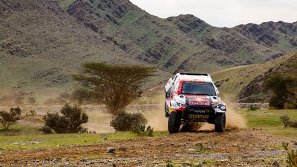 Le Qatarien Nasser Al-Attiyah et le Français Mathieu Baumel (Toyota) durant la deuxième étape du Dakar, le 2 janvier 2023 en Arabie saoudite. (FREDERIC LE FLOC'H / AFP)