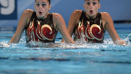 Le duo argentin lors des &eacute;preuves de natation synchronis&eacute;e aux mondiaux de natation &agrave; Barcelone (Espagne), le 23 juillet 2013. (LLUIS GENE / AFP)