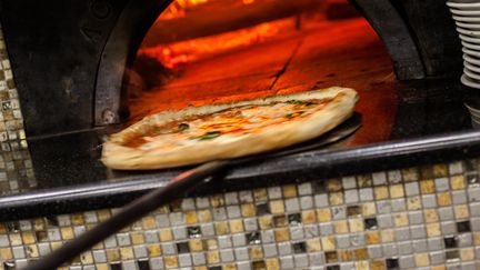 Une pizza de la pizzeria O'Barone de Naples (Italie), le 6 décembre 2017. (PAOLO MANZO / NURPHOTO)