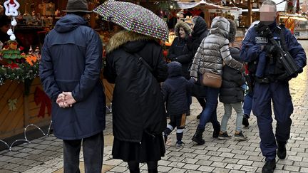 La police municipale patrouille dans les allées du marché de Noël de Nancy (Meurthe-et-Moselle) le 23 décembre 2023. (ALEXANDRE MARCHI / MAXPPP)