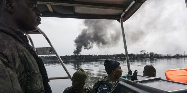 Des membres des frorces de sécurité navales nigérianes patrouillant dans le delta du Niger près de Port Harcourt, le 19 avril 2017, à la recherche des raffineries illégales au coeur de la région pétrolière du pays.  (STEFAN HEUNIS/AFP)