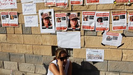 Des proches des otages israéliens enlevés par le Hamas manifestent devant la base militaire israélienne de HaKirya, dans le centre de Tel Aviv, le 14 octobre 2023. (GIL COHEN-MAGEN / AFP)