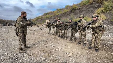 Des soldats russes en train de s'entraîner en Ukraine, d'après cette image diffusée par le ministère de la Défense russe, le 31 octobre 2024. (MINISTERE DE LA DEFENSE RUSSE  / AP / SIPA)