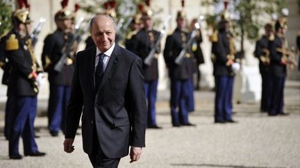 Laurent Fabius dans la cour de l'Elysée le 15 mai à Paris (LIONEL BONAVENTURE / AFP)