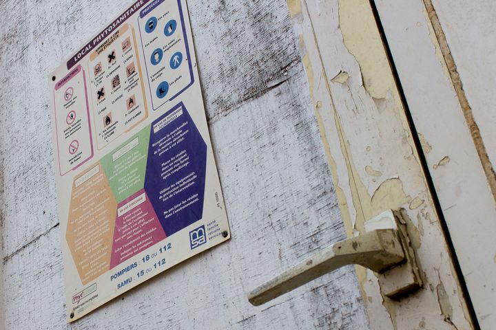 Un &eacute;criteau met en garde contre les dangers des produits stock&eacute;s dans le local phytosanitaire de l'exploitation de Paul Fran&ccedil;ois, &agrave; Bernac (Charente) le 17 f&eacute;vrier 2015. (BENOIT ZAGDOUN / FRANCETV INFO)