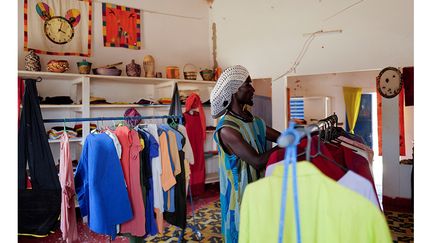 Aujourd'hui, vêtements, linge de maison, parures de lits ou encore coffrets de rangements et petits paniers s’exportent dans le monde entier. Les matériaux sont produits et vendus dans des conditions et dans un cadre équitable à travers un réseau de boutiques au Sénégal mais aussi à l’étranger (France, Italie, Suisse...)&nbsp; &nbsp; &nbsp; (REUTERS / ZOHRA BENSEMRA)