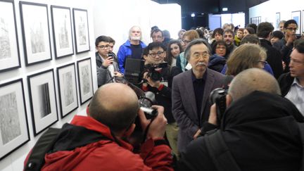 Jirô Taniguchi à Angoulême visitant l'exposition qui lui est consacrée : "L'homme qui rêve".
 (LCA/Culturebox)