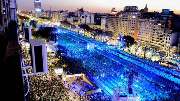 Plusieurs centaines de milliers de spectateurs assistent à la cérémonie d'ouverture des JOJ de Buenos Aires, le 6 octobre 2018, sur l'avenue 9 de julio, la plus large du monde. (© PABLO ELIAS / CIO / BUENOS AIRES 2018)