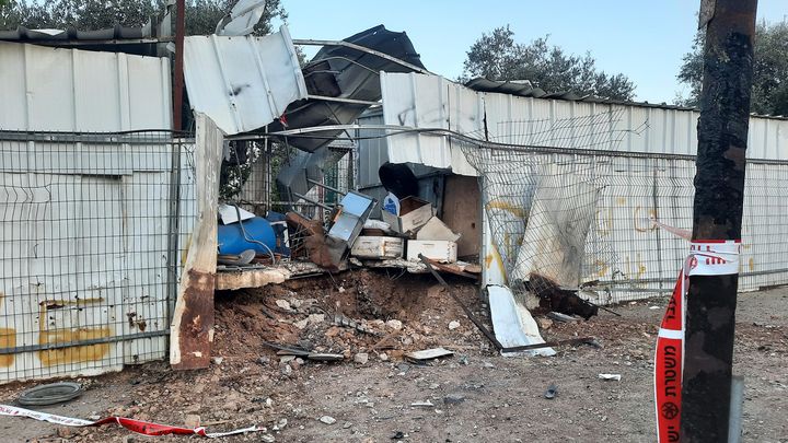 Eine Rakete schlägt in der Nähe einer Tankstelle in Ma'alot im Norden Israels ein. (WILLY MOREAU / FRANCEINFO / RADIO FRANCE)