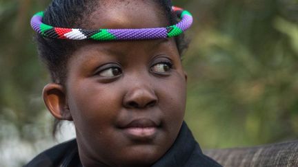 La jeune reine de la Pluie, Masalanabo Modjadji, 12 ans, chez elle, le 24 avril 2017. Elle fait partie de la tribu Balobedu, installée dans la province sud-africaine du Limpopo. (MUJAHID SAFODIEN / AFP)