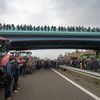 Des agriculteurs bloquent l'autoroute A77 au niveau de la sortie Varennes-Vauzelles, près de Nevers (Nièvre), le 26 janvier 2024. (FREDERIC MOREAU / HANS LUCAS / AFP)