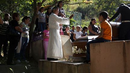 découragent les expatriés de faire venir leurs enfants au Venezuela. La British School de Caracas ne compte que quelques jeunes Britanniques. La plupart des élèves sont issus de familles riches locales qui les font accompagner aux portes des établissements par des gardes du corps, en voitures blindées. (REUTERS / Carlos Garcia Rawlins)