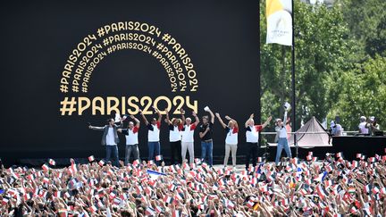 Le 8 août 2021 à Paris, des athlètes participent à la cérémonie de transmission de la flamme olympique entre Tokyo et la capitale française. (STEPHANE DE SAKUTIN / AFP)