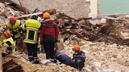 Rue d'Aubagne, à Marseille, les recherches le 6 novembre 2018 sur les lieux de trois immeubles écroulés.&nbsp;&nbsp; (MAXPPP)