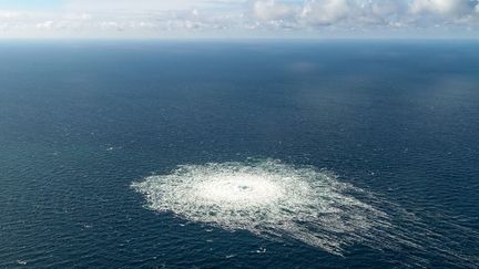 Une photo de la fuite sur le gazoduc Nord Stream 2, transmise par le centre de défense danoise, le 27 septembre 2022. (HANDOUT / DANISH DEFENCE / AFP)