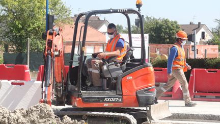 Des ouvriers travaillent sur un chantier de Troyes (Aube), le 22 avril 2020. (MAXPPP)