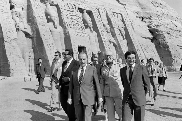 Le président Mitterrand visite le 26 novembre 1982 le site archéologique d'Abou Simbel, lors d'une visite officielle en Egypte. (PHILIPPE BOUCHON / AFP)