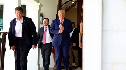 L'ancien président américain Donald Trump sort d'un bureau de vote, à Palm Beach, en Floride, lors les élections de mi-mandat, le 8 novembre 2022. (JOE RAEDLE / GETTY IMAGES NORTH AMERICA / AFP)