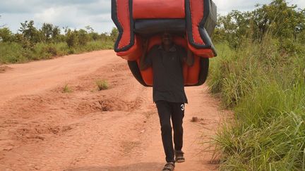 Ils sont près de 250.000 à avoir traversé la frontière angolo-congolaise, après l'avoir franchie une première fois dans l'autre sens. Les autorités angolaises ont décidé que quel que soit leur état de santé, attendus de l'autre côté ou pas, propriétaires de biens sur place ou pas, tout Congolais et autres résidents illégaux devaient être partis au 1er novembre 2018. Pour autant, selon Philippa Candler, porte-parole du HCR à Luanda, les autorités angolaises sont favorables au retour des réfugiés expulsés par erreur. «Ils nous ont assuré à tous les niveaux que ce n’était pas du tout leur intention d’impliquer des réfugiés dans cette opération, et ils veulent à tout prix essayer d’éviter cela», assure-t-elle à RFI. «Le droit international et la Charte africaine des droits de l’homme et des peuples interdisent l’expulsion collective des étrangers sans recourir à une évaluation individuelle et la garantie d’une procédure régulière», a tenu à rappeler la Haut-commissaire des Nations unies aux droits de l'Homme, Michelle Bachelet, notant qu’en expulsant un si grand nombre de personnes en si peu de temps, l’Angola a mis des dizaines de milliers de familles en danger. C'est ainsi que de multiples malades, porteurs entre autres de la tuberculose, rentrent dans leur pays d'origine, au risque de propager des épidémies en République Démocratique du Congo, en Guinée, ou ailleurs. Cet afflux massif de personnes pose des problèmes tant de sécurité que de santé. 80% des étrangers en Angola sont sans papiers, et les autorités n'hésitent pas à inciter les bailleurs à dénoncer leurs locataires sans papiers, quitte a s'approprier leurs biens, quand ils seront jetés en prison. Une crise humanitaire se profile dans la région du Kasaï submergée par ces familles déplacées et sans point de chute. (SOSTHENE KAMBIDI / AFP)