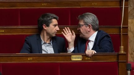 François Ruffin et Jean-Luc Mélenchon discutent à l'Assemblée nationale, à Paris, le 5 février 2019. (JACQUES WITT/SIPA)