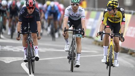 Wout Van Aert (à droite), s'impose au sprint devant Thomas Pidcock (à gauche) sur la 55e édition de l'Amstel Gold Race (ERIC LALMAND / BELGA MAG)