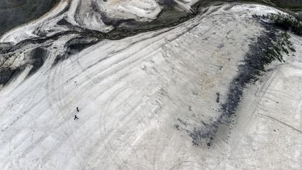 Deux hommes marchent sur le lit de la rivière Taruma Açu, un des affluents du Rio Negro, au Brésil, le 16 octobre 2023. (RAPHAEL ALVES / MAXPPP)