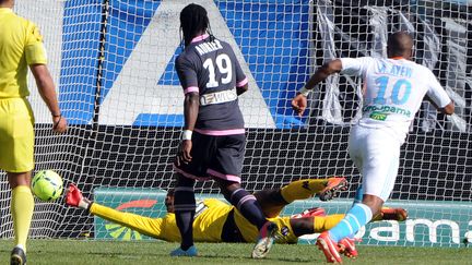 L'avant marseillais Andr&eacute; Ayew marque face &agrave; Toulouse le 11 mai 2013 &agrave; Marseille (Bouches-du-Rh&ocirc;ne). (BORIS HORVAT / AFP)