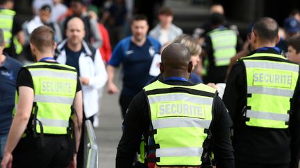 Pour des événements spécifiques, une formation adaptée aux missions de sécurité de trois semaines au lieu de cinq a été mise en place par le ministère de l'Intérieur. Photo d'illustration (FRANCK FIFE / AFP)