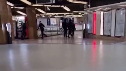 L’attaque s’est déroulée avant 8 heures samedi 3 février dans la gare de Lyon (Paris). Un homme a agressé trois personnes à l’arme blanche. Il a été immobilisé par un groupe de voyageurs, dont l’un deux a été grièvement blessé. (France 2)