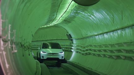 Une Tesla Model X&nbsp;lancée dans un tunnel creusé par la Boring Company d'Elon Musk, présentée près de Los Angeles (Californie, Etats-Unis), le 18 décembre 2018. (ROBYN BECK / AFP)