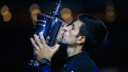 Novak Djokovic embrasse le trophée de l'US Open, son 14e Grand Chelem (CHRIS TROTMAN / GETTY IMAGES NORTH AMERICA)